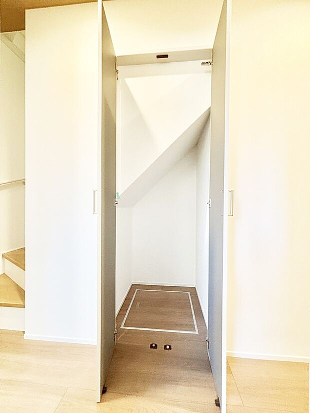 【その他設備(廊下収納)】掃除用具や生活雑貨の保管に便利な廊下収納