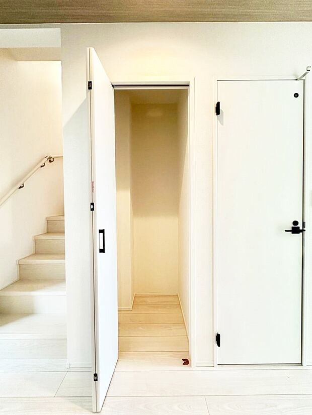 【その他設備(廊下収納)】掃除用具や生活雑貨の保管に便利な廊下収納