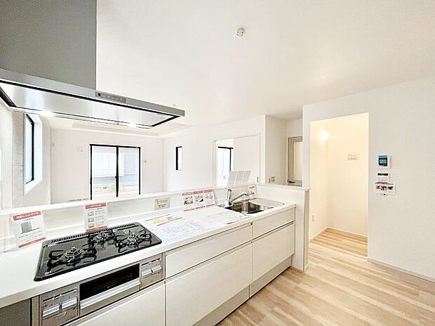 【ダイニングキッチン】毎日使うキッチンだから、使いやすさ＆お手入れのしやすさにこだわりました。 