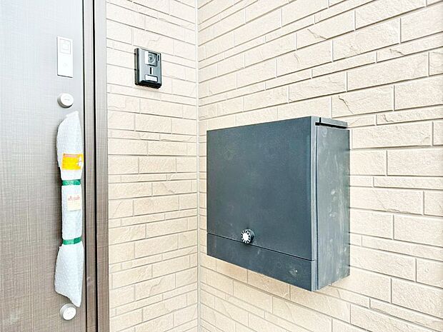 【その他現地】シンプルデザインのポスト。