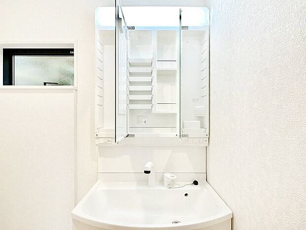 【その他設備(三面鏡裏収納)】三面鏡の裏に、化粧品や衛生用品などを収納可能。洗面台をすっきりと保ちます！