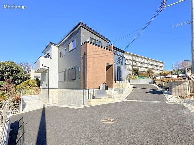 【前面道路含む現地写真】南方向に道路があり陽当たり良好な住まい