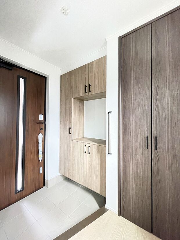 【玄関】散らかりがちな玄関もスッキリの玄関収納付