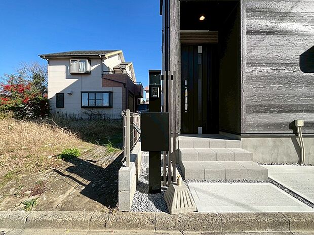 【その他現地】シンプルデザインのポスト。