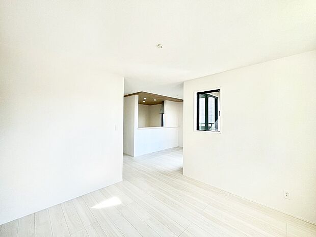 【リビングダイニング】明るい陽光が注ぎ、寛ぎの雰囲気に満たされるリビング・ダイニング。 