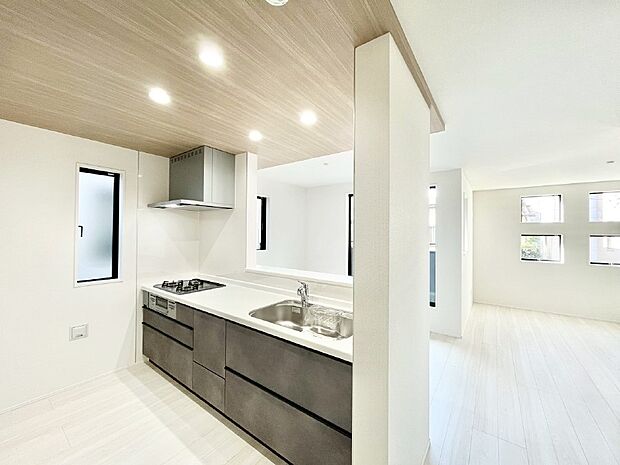 【ダイニングキッチン】料理をしながらでもご家族との会話を楽しめる対面キッチン