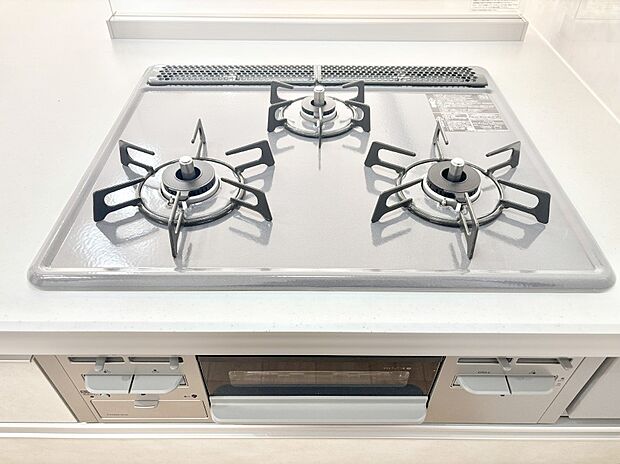 【その他設備(三ツ口コンロ)】三口ガスコンロでお料理が一気にはかどりそう。