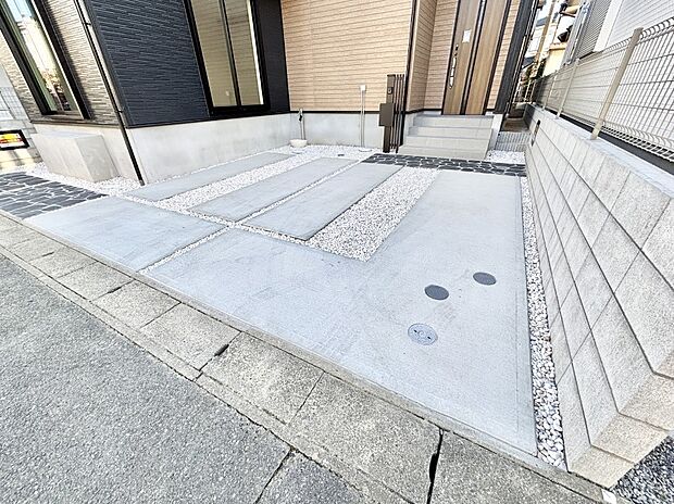 【駐車場】駐車2台可能!急なお客様の駐車に。また、ご家族の自転車スペースとしても大活躍。