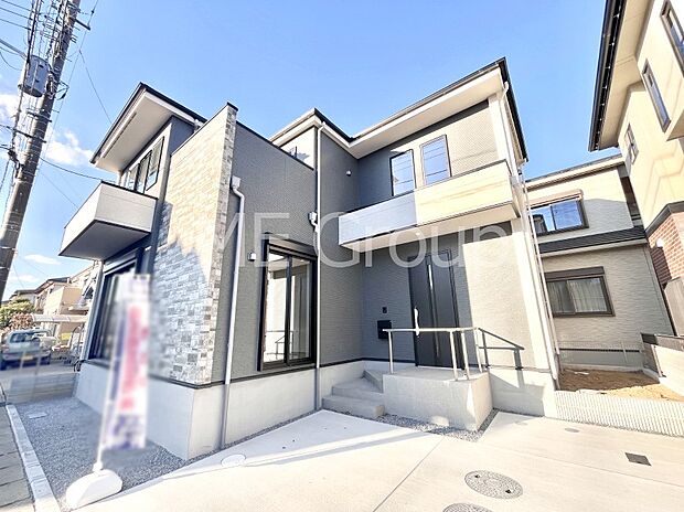 【現地外観写真】暮らしやすさと居心地の良さにこだわったシンプルで飽きのこないデザイン !