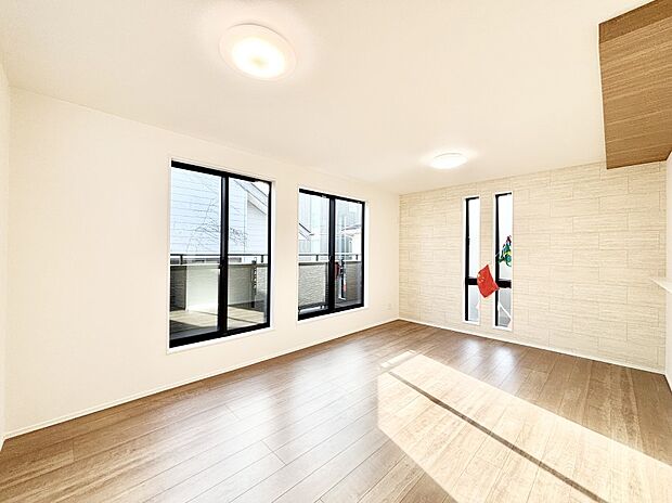 【リビングダイニング】大きな窓からたっぷりの陽光と風を感じられるリビング