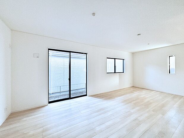 【リビングダイニング】大きな窓からたっぷりの陽光と風を感じられるリビング