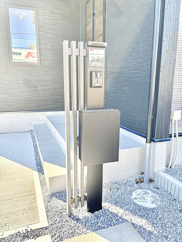 【その他現地】シンプルデザインのポスト。