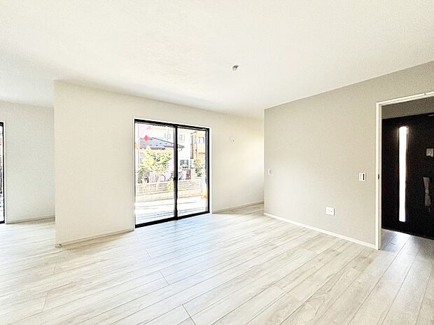 【リビングダイニング】大きな窓からたっぷりの陽光と風を感じられるリビング