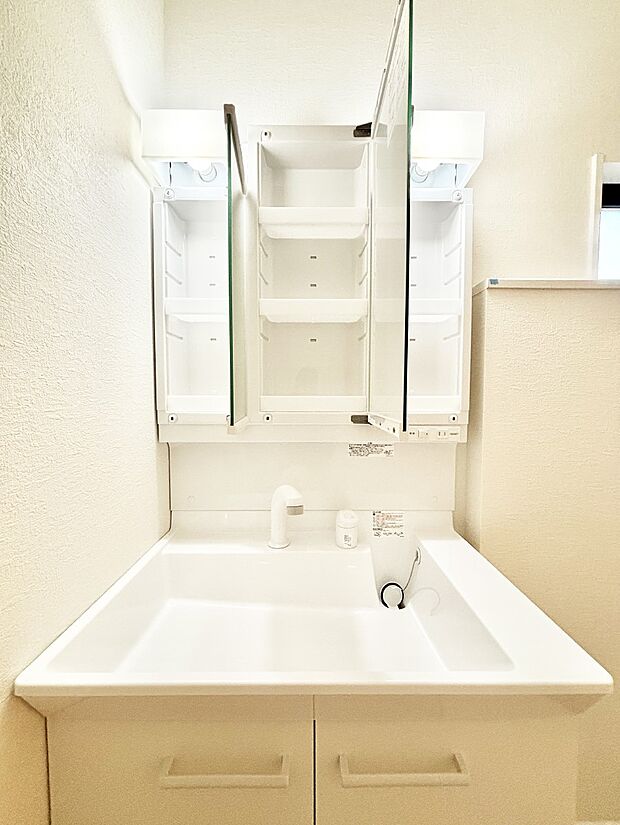 【その他設備(三面鏡裏収納)】三面鏡の裏に、化粧品や衛生用品などを収納可能。洗面台をすっきりと保ちます!