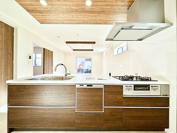 【キッチン】リビングを見渡せる人気のカウンターキッチン。 家族を見守りながら家事をすることができます。