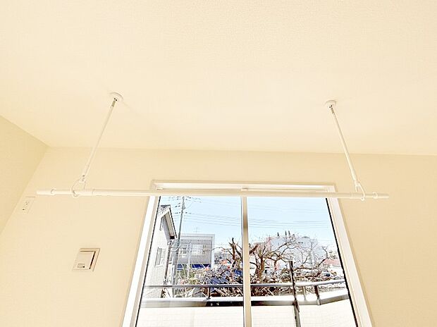 【その他設備(室内物干しポール)】室内物干しポール。梅雨や花粉の時期に大活躍します。