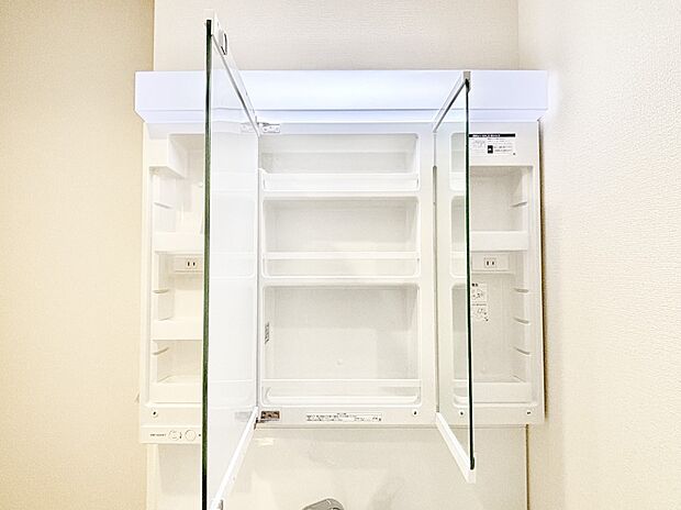 【その他設備(三面鏡裏収納)】三面鏡の裏に、化粧品や衛生用品などを収納可能。洗面台をすっきりと保ちます!