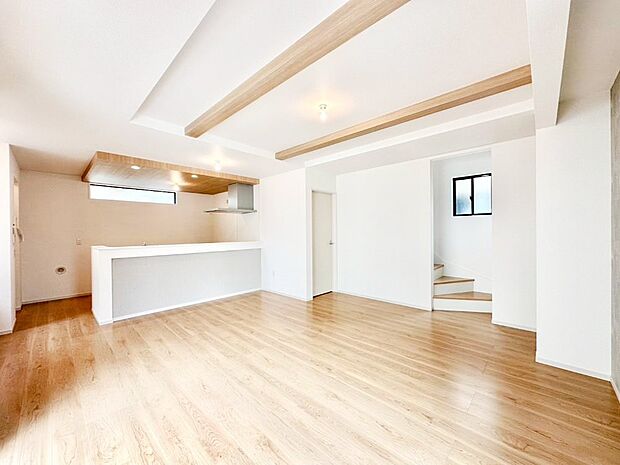 【リビングダイニング】明るい陽光が注ぎ、寛ぎの雰囲気に満たされるリビング・ダイニング。