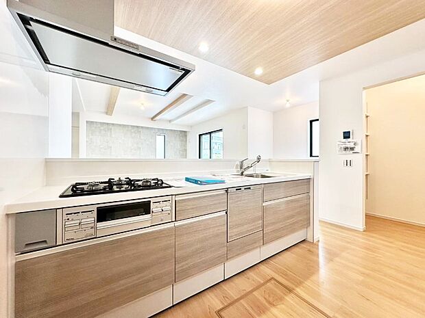 【ダイニングキッチン】ゆとりあるキッチンではご家族と楽しくお料理ができます。