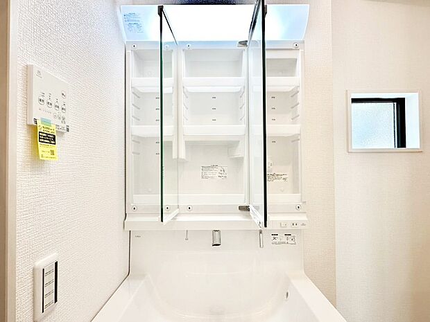 【その他設備(三面鏡裏収納)】三面鏡の裏に、化粧品や衛生用品などを収納可能。洗面台をすっきりと保ちます!