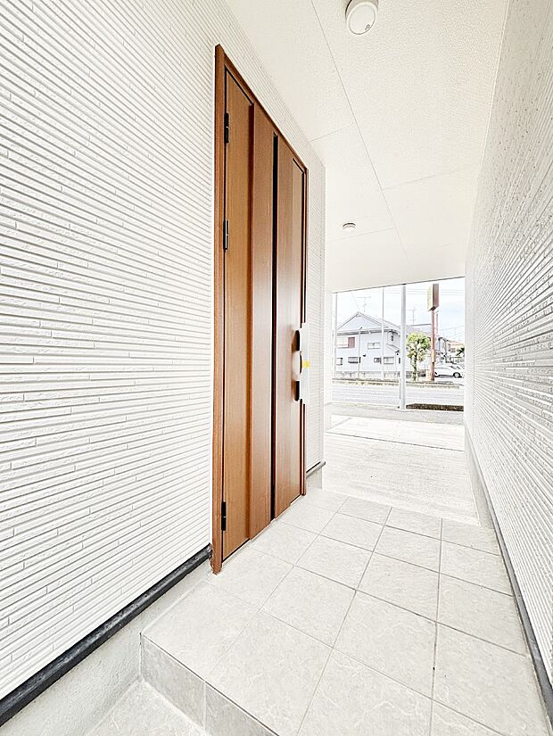 【玄関】玄関前は雨が降っても濡れにくい屋根付き    