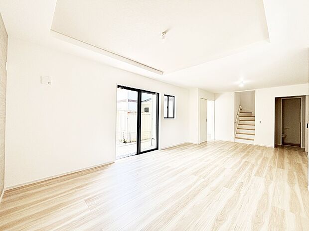 【リビングダイニング】大きな窓からたっぷりの陽光と風を感じられるリビング