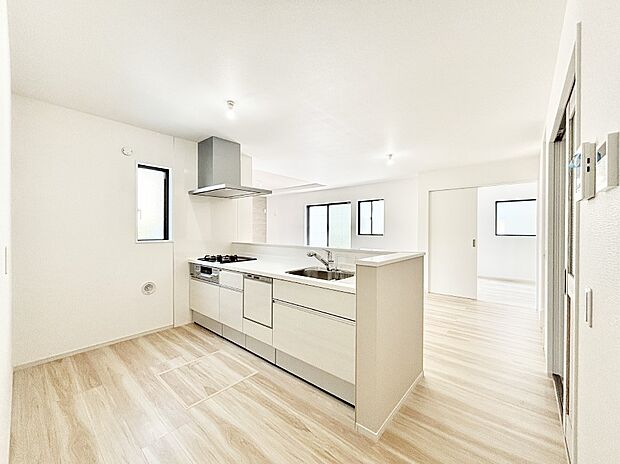 【ダイニングキッチン】料理をしながらご家族との会話を楽しめる対面カウンターキッチン