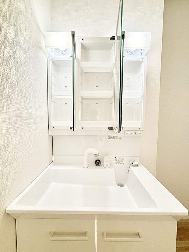 【その他設備(三面鏡裏収納)】三面鏡の裏に、化粧品や衛生用品などを収納可能。洗面台をすっきりと保ちます!