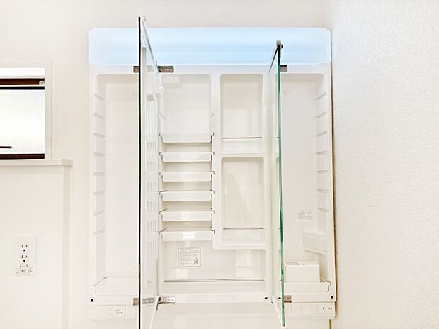 【その他設備(三面鏡裏収納)】三面鏡の裏に、化粧品や衛生用品などを収納可能。洗面台をすっきりと保ちます!