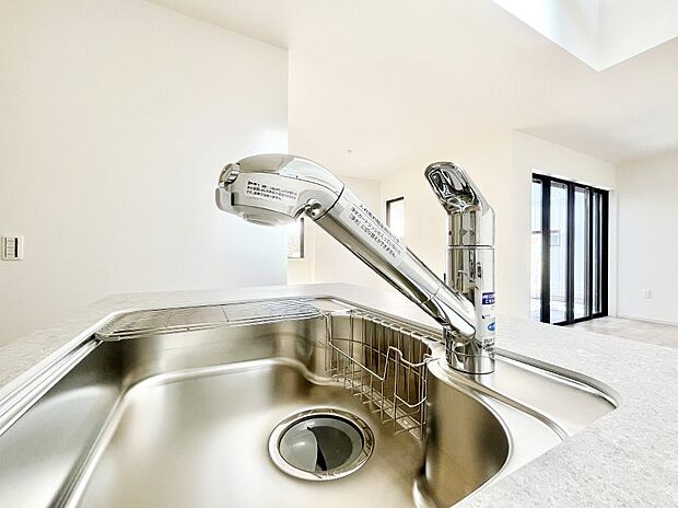 【その他設備(浄水器)】いつでも清潔なおいしいお水を。一つの水栓で水道水と浄水を使い分け。