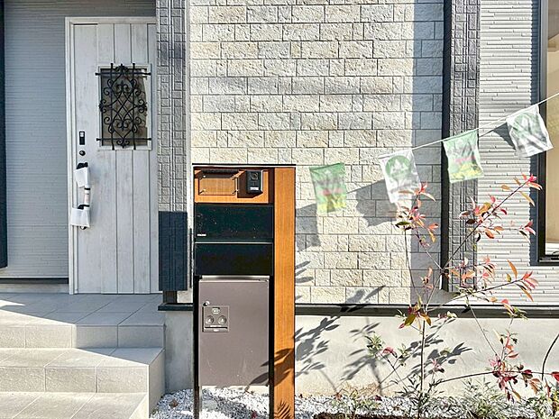 【その他現地】シンプルデザインのポスト。