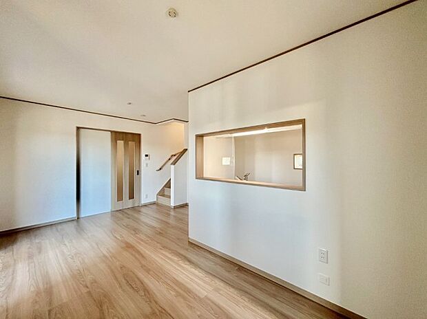 【リビングダイニング】明るい陽光が注ぎ、寛ぎの雰囲気に満たされるリビング・ダイニング。