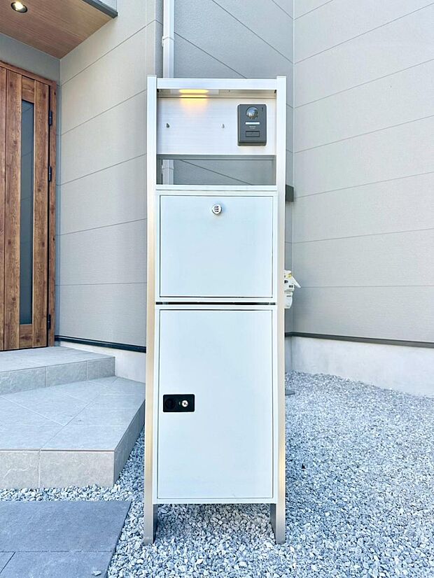 【その他現地】表札・インターホン・ポスト・宅配BOXをひとつに集約。エントランスになじむシンプルデザイン。