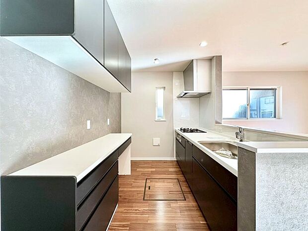 【ダイニングキッチン】料理をしながらでもご家族との会話を楽しめる対面キッチン