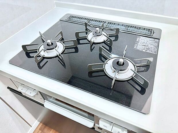 【その他設備(Siセンサーコンロ)】ガスコンロはSiセンサー搭載。火力調節や焦げ付き・消し忘れも防いでくれます。