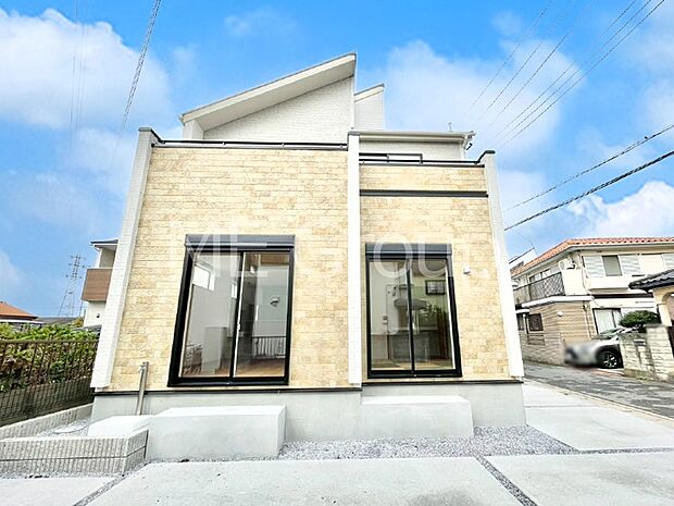 【現地外観写真】たっぷりの陽光と開放感に包まれる明るい住まい  