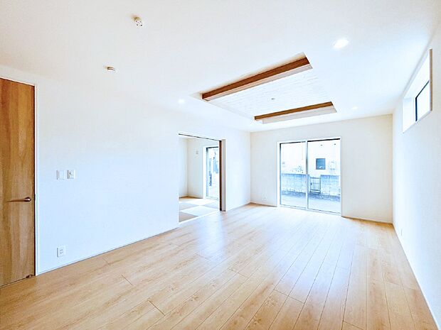 【ダイニング】大きな窓からたっぷりの陽光と風を感じられるリビング  