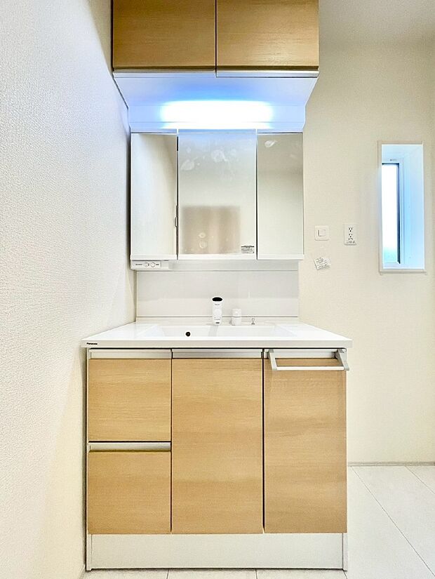 【洗面台・洗面所】大きく見やすい三面鏡で清潔感ある洗面台は、身だしなみチェックや肌のお手入れにおすすめです。