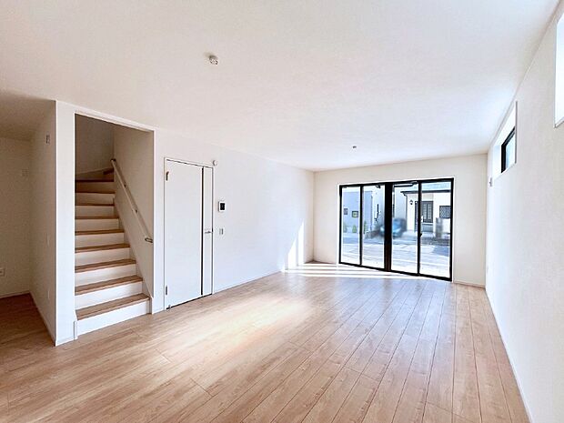 【リビングダイニング】明るい陽光が注ぎ、寛ぎの雰囲気に満たされるリビング・ダイニング。