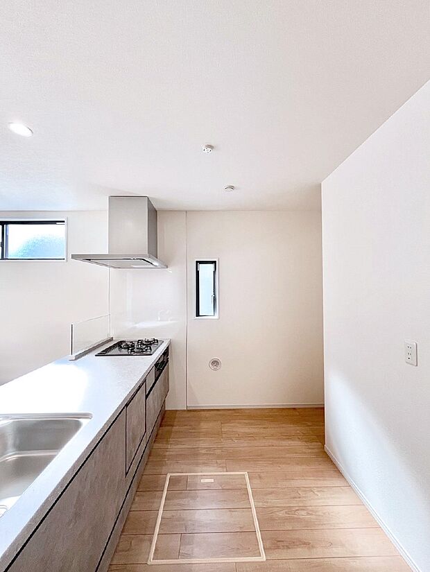 【ダイニングキッチン】爽やかな風が通り抜けるキッチン。窓があるので明るく換気にも役立ちます。