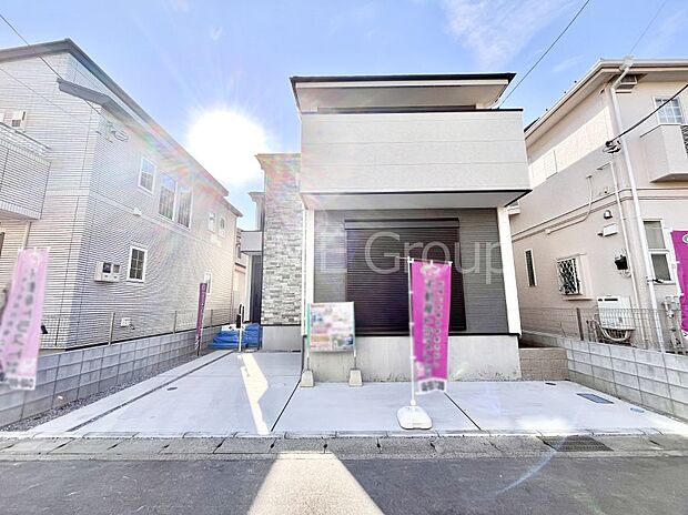 【現地外観写真】洗練された外観、上質な住空間が広がる室内は永く安心して過ごせる住居です。 