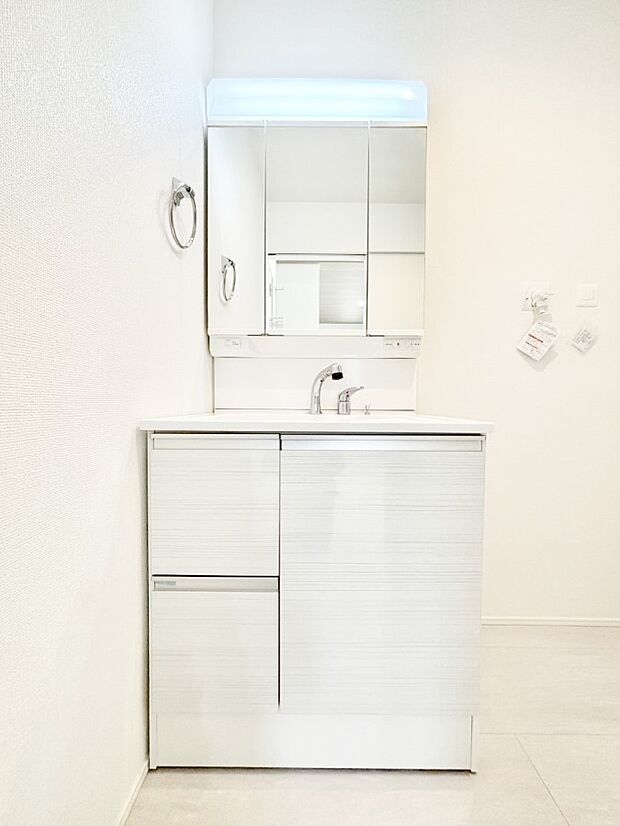 【洗面台・洗面所】大きく見やすい三面鏡で清潔感ある洗面台は、身だしなみチェックや肌のお手入れにおすすめです。