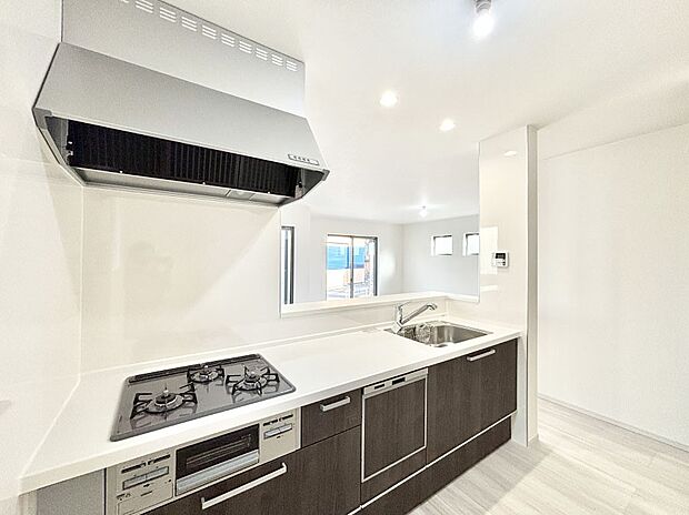 【ダイニングキッチン】料理をしながらでもご家族との会話を楽しめる対面キッチン