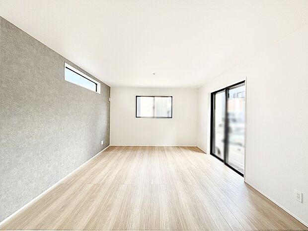 【リビングダイニング】明るい陽光が注ぎ、寛ぎの雰囲気に満たされるリビング・ダイニング。