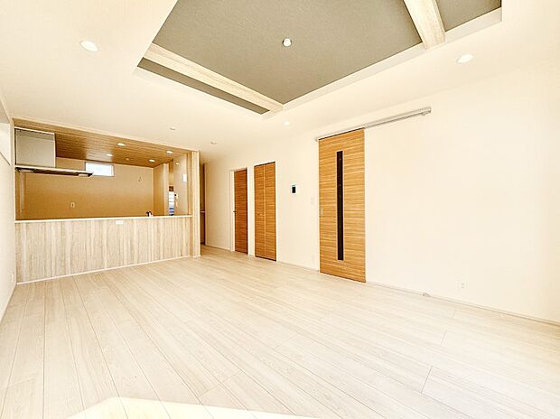 【リビングダイニング】明るい陽光が注ぎ、寛ぎの雰囲気に満たされるリビング・ダイニング。