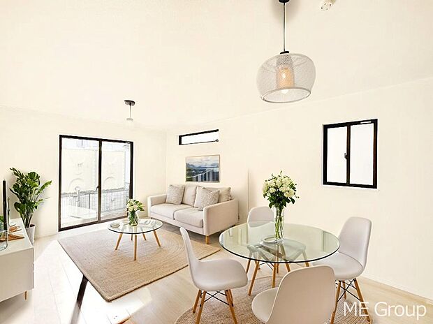 【リビング】ご家族の賑やかな話し声で包まれる明るいリビング ※家具はCGです