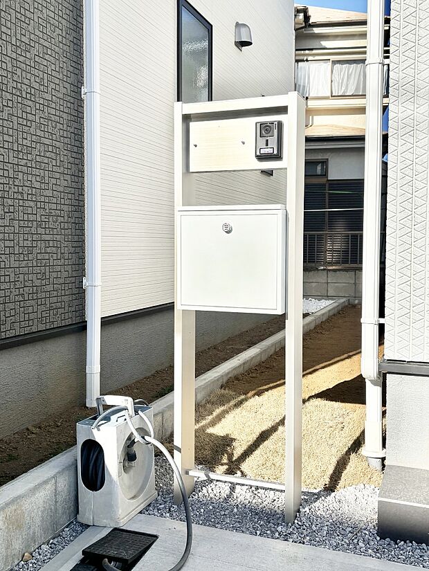 【その他現地】シンプルデザインのポスト。