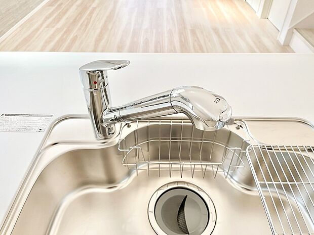 【その他設備(浄水器)】いつでも清潔なおいしいお水を。一つの水栓で水道水と浄水を使い分け。