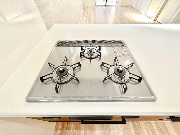 【その他設備(三ツ口コンロ)】三口ガスコンロでお料理が一気にはかどりそう。  