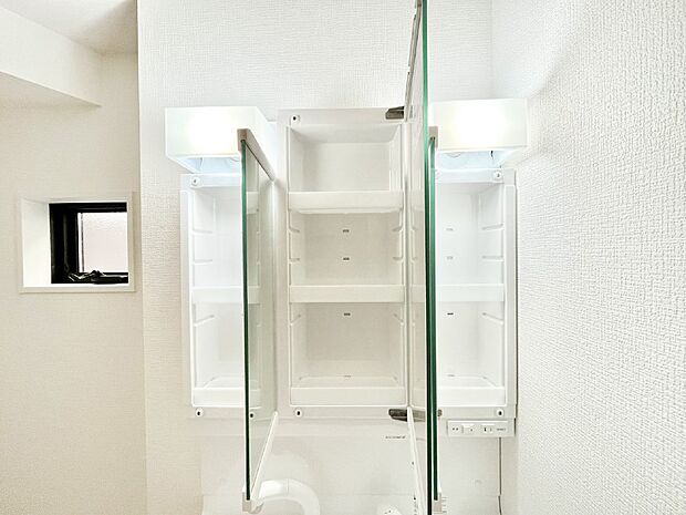 【その他設備(三面鏡裏収納)】三面鏡の裏に、化粧品や衛生用品などを収納可能。洗面台をすっきりと保ちます！